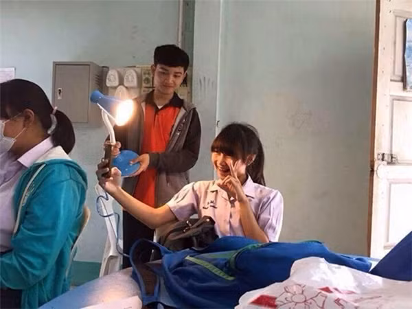 Mọi công cụ trong lớp học đều được sử dụng để tạo nên một bức ảnh đẹp. Ảnh trong bài: Tổng hợp từ Facebook.