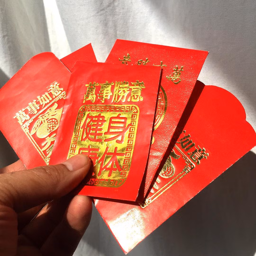 5. Bao lì xì là quà tặng phổ biến Đối với sinh nhật, lễ tốt nghiệp và lễ mừng năm mới, bao lì xì chứa đầy tiền là món quà phổ biến. Đây là biểu hiện của sự may mắn và là phương tiện xui đuổi tà ma. 