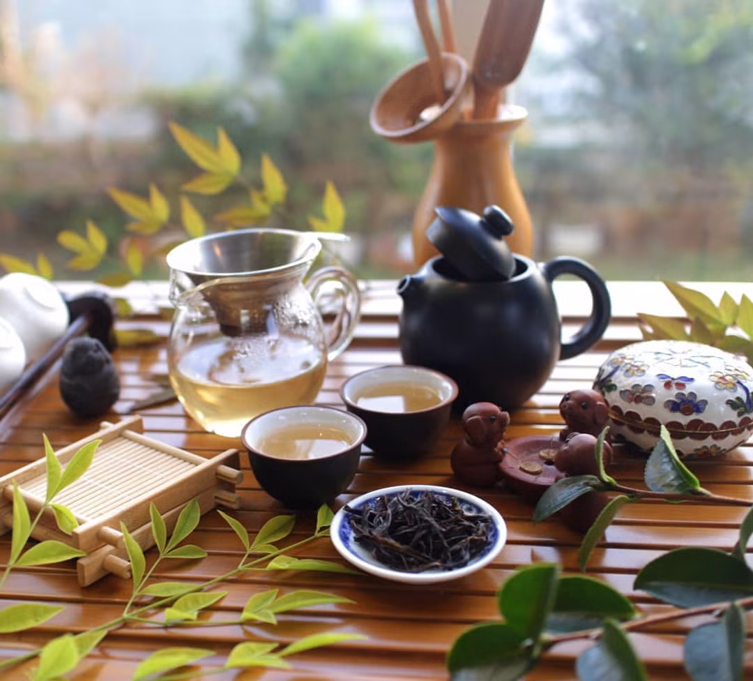 6. Từ chối Nếu có một người Trung Quốc tặng bạn món quà, hãy từ chối lịch sự một vài lần, bạn nên ít tỏ ra háo hức, điều này sẽ ghi điểm về nghi thức xã giao. Từ chối món quà đầu tiên là dấu hiệu của sự tôn trọng và khiêm tốn. 