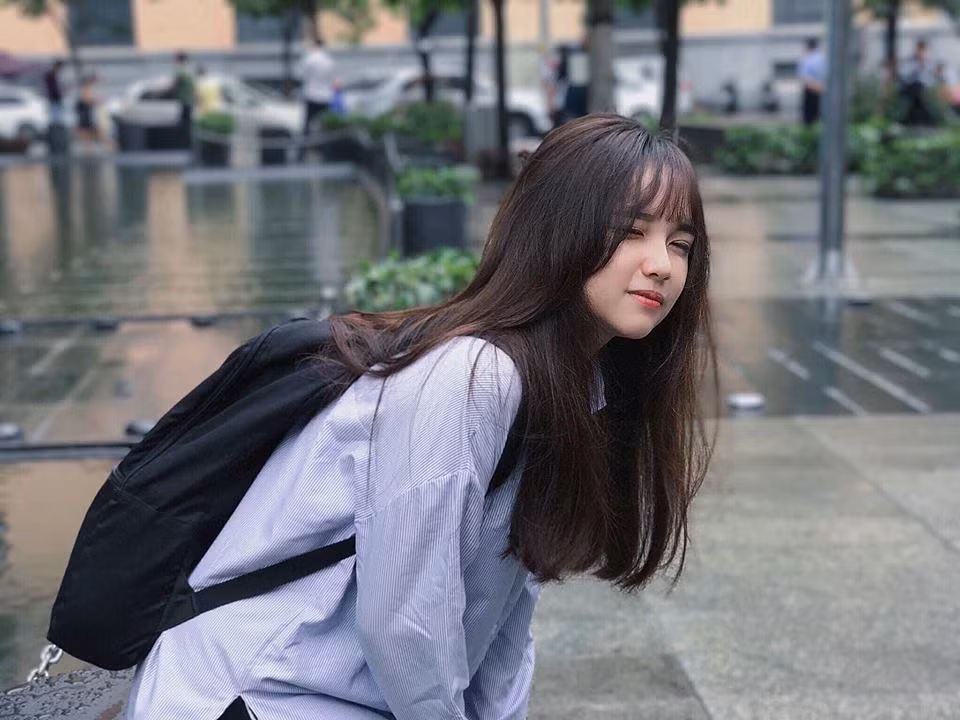 Sở hữu gương mặt khá dễ thương với ngũ quan chỉnh tề, làn da trắng hồng rạng rỡ, sống mũi dọc dừa và đặc biệt là mái tóc dài bồng bềnh qua vai là điều mà 9X Gia Lai lưu lại trong tâm trí của nhiều dân mạng, đặc biệt là cánh nam giới.