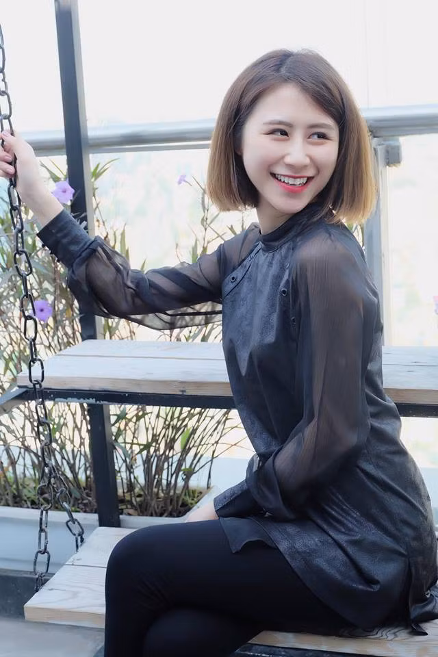 Không chỉ sở hữu thân hình thon gọn, Richi Hà Đặng còn có khuôn mặt ưa nhìn và ngũ quan mềm mại nhưng không kém phần cá tính. Chính bởi vậy, công việc nghệ thuật từ diễn viên, MC cho đến ca sĩ, cô nàng giảng viên đa tài này đều hoàn thành khá tốt.