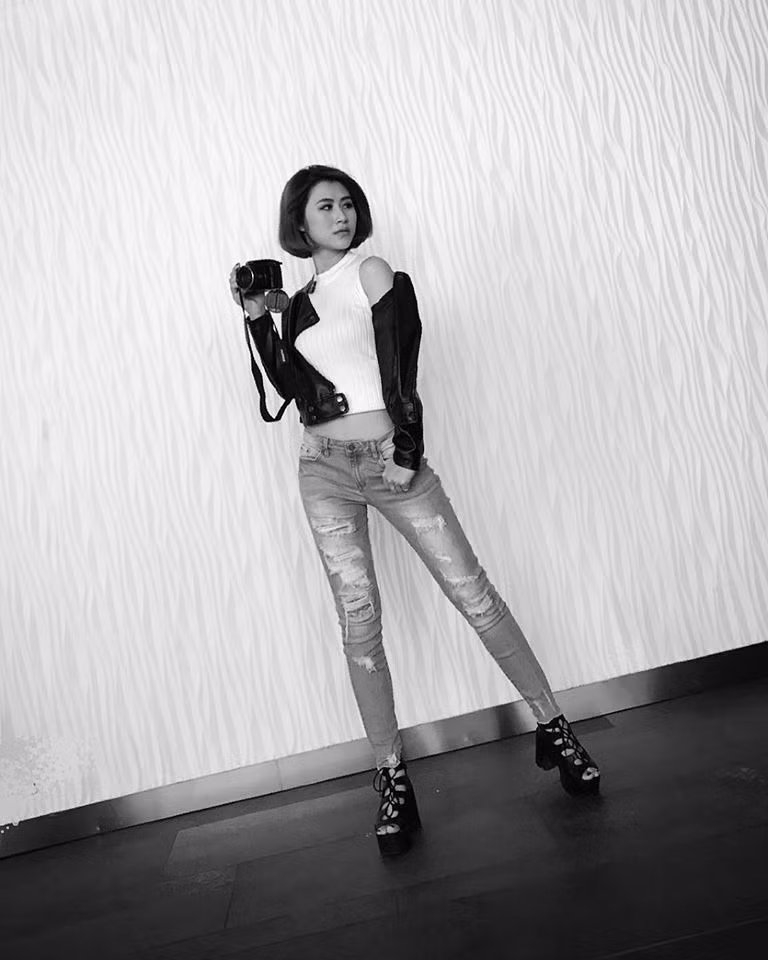 Không gây được biết đến với vai trò diễn viên như đã biết, cô nàng giáo viên đa tài trường Văn hóa Nghệ thuật Quân đội còn phô diễn khá nhiều tài lẻ khi còn ngồi trên ghế nhà trường như MC cộng tác với nhiều chương trình. Bên cạnh đó, Richi Hà Đặng còn có khả năng hát cực hay.