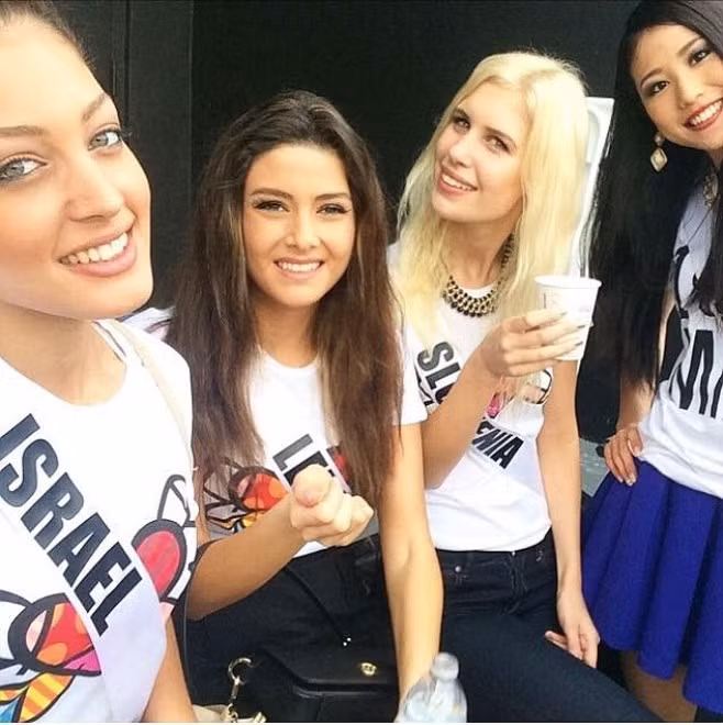 Trong hình là những cô gái đại diện cho Israel, Lebanon, Slovenia và Nhật Bản tại cuộc thi Miss Universe (Hoa hậu hoàn vũ). Do Lebanon và Israel có xung đột nên việc người đẹp Israel phải chịu một làn sóng chỉ trích dữ dội khi quay về nước.