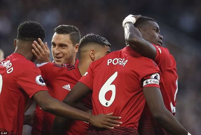 Theo RMC, Pogba đã quyết định ở lại MU, trong bối cảnh đội không mua sắm được thêm người, bất chấp sự quan tâm của Barca.