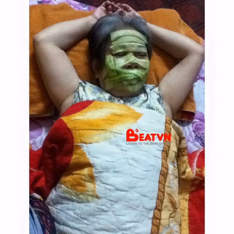 Đừng tưởng đắp mặt nạ chỉ có giới trẻ biết làm, dù đã nhăn nheo nhưng các bà cũng phải chăm sóc da.