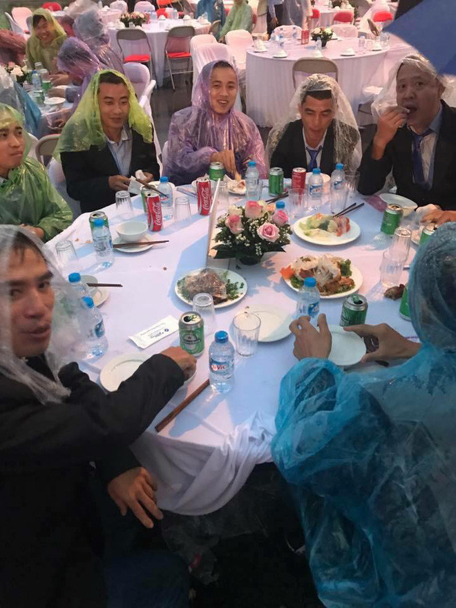 Những bức ảnh này nhanh chóng nhận được nhiều sự quan tâm của cộng đồng mạng. Nhiều người tỏ ra thích thú vì mặc áo mưa ngồi nhậu trông khá lạ mắt.