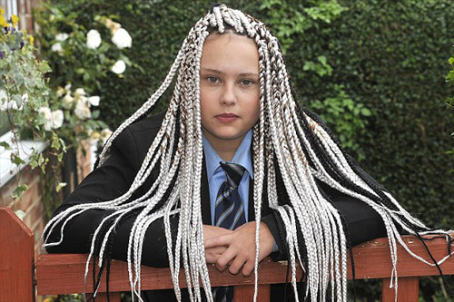 Nhưng nếu sở hữu mái tóc đủ dài thì bạn sẽ dễ dàng thực hiện hơn rất nhiều và tác phẩm ra đời cũng đẹp mắt hơn nữa.