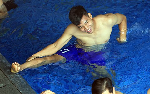 Văn Thanh cười sảng khoái với màn căng cơ dưới nước.