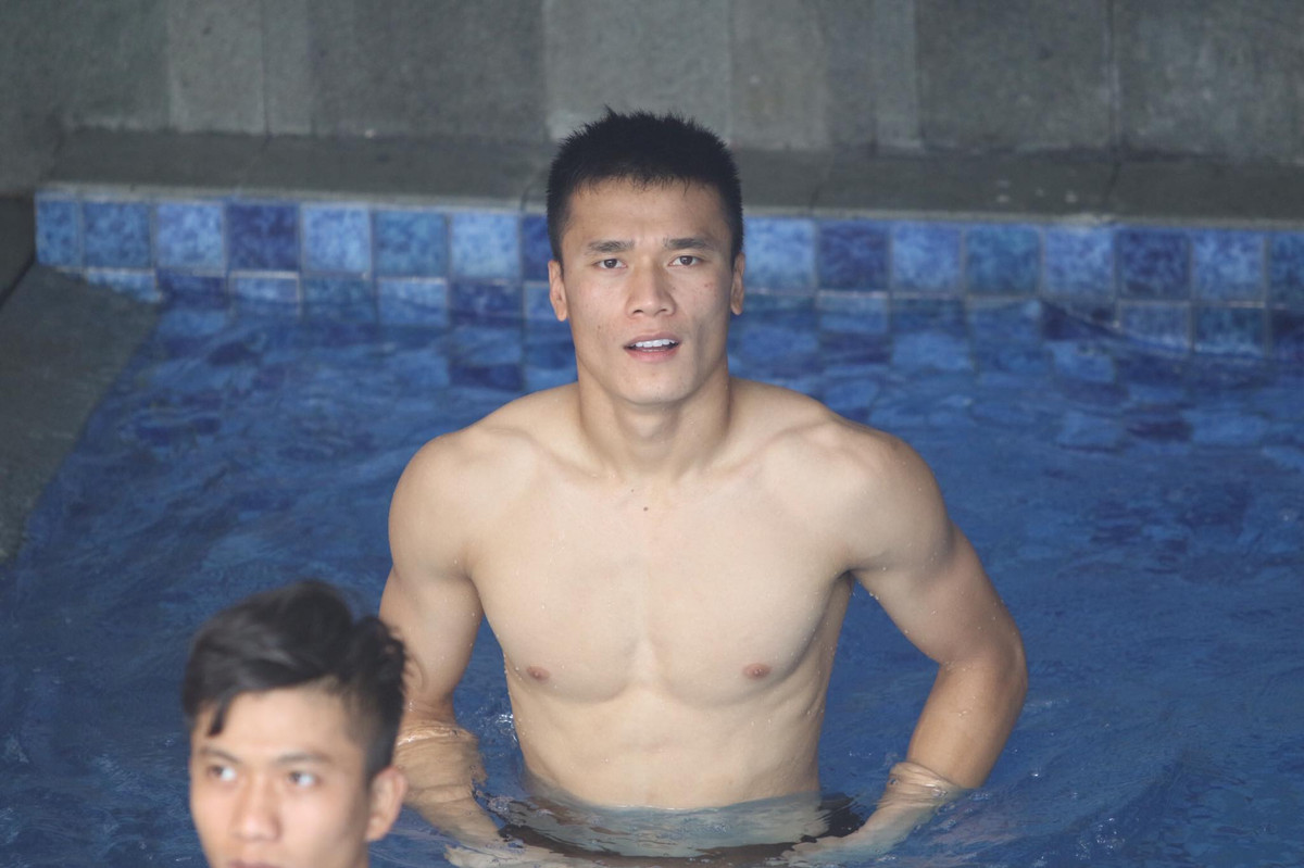 Cũng từ bài tập "xả stress" của các cầu thủ Việt Nam mà NHM nước nhà phải phát sốt về thân hình vạm vỡ, săn chắc và cực nam tính.