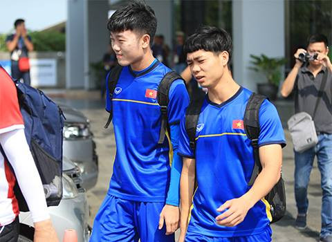 Gương mặt sảng khoái của Xuân Trường và Công Phượng trước khi ra sân tập chiến thuật.