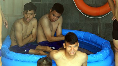 Nhóm cầu thủ Đức Huy, Văn Đức, Xuân Mạnh tái tạo năng lượng cho các nhóm cơ bằng phương thức chườm đá trong phao bơi.
