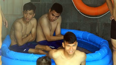 Nhóm cầu thủ Đức Huy, Văn Đức, Xuân Mạnh tái tạo năng lượng cho các nhóm cơ bằng phương thức chườm đá trong phao bơi.