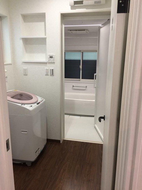 "Ở Nhật, mua được căn nhà 400 m2 gồm cả nhà và đất, nội thất đầy đủ lại có sân, vườn như vậy với giá chưa đến 7 tỷ là quá rẻ. Mùa hè, ngôi nhà sẽ đẹp hơn vì có rau, hoa và cây cảnh. Thấy nhà hợp lý, nhiều người đến xin tham quan để về thiết kế", chị Ánh chia sẻ.