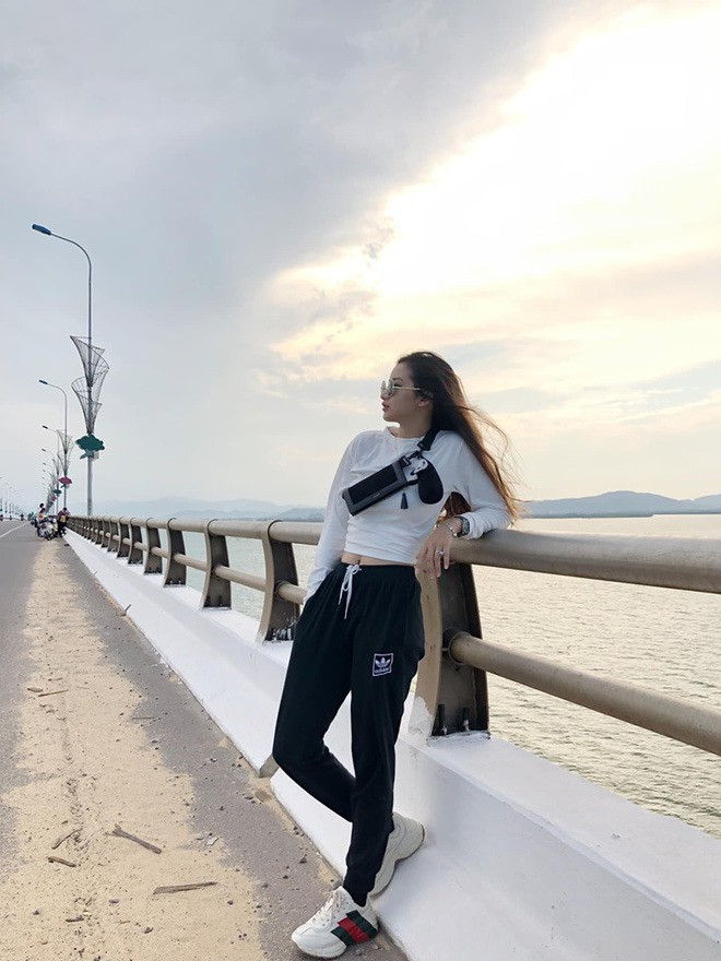 Y Quyên cũng thẳng thắn chia sẻ khi yêu cô không chú trọng đến ngoại hình đối phương. Thế nên các anh chưa cao bằng bạn ấy cũng có thể "ứng tuyển".