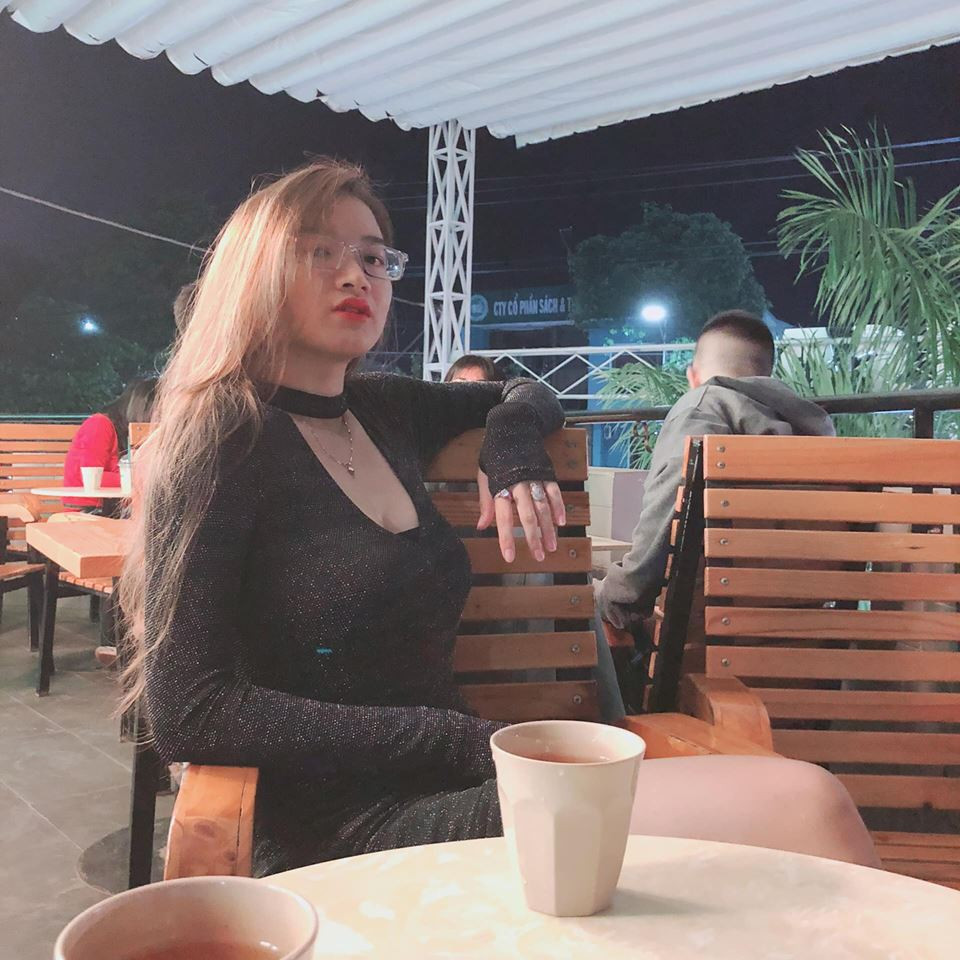 Vẻ ngoài quyến rũ với chiều cao khủng, gương mặt ưa nhìn cùng mái tóc dài vô cùng nữ tính của cô gái Đại học Y Tây Nguyên - Đinh Y Quyên.