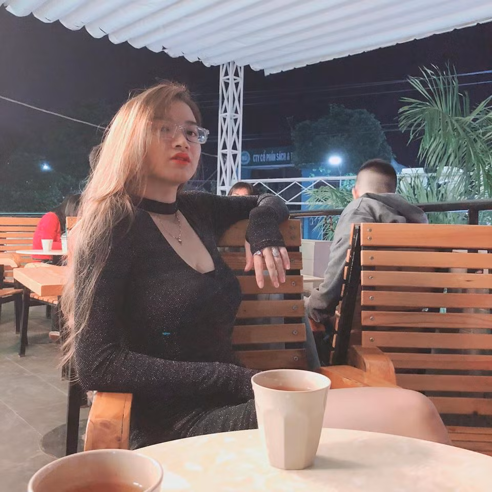 Vẻ ngoài quyến rũ với chiều cao khủng, gương mặt ưa nhìn cùng mái tóc dài vô cùng nữ tính của cô gái Đại học Y Tây Nguyên - Đinh Y Quyên.