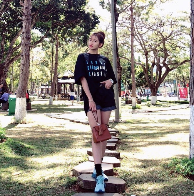 Tuy nhiên, sau khi chia sẻ lý do vẫn ế, Y Quyên đã nhận được nhiều lời phản hồi từ CĐM. Đa phần các dân mạng đều cho rằng đây không phải lý do chính. Nói như nữ sinh Đại học Y Tây Nguyên này hẳn cô nàng nào "bị" cao quá cũng sợ ế hay sao? Thực ra chiều cao và số đo hoàn hảo của Y Quyên chính là ước mơ của nhiều cô gái khác đồng thời cũng là lực hút khó cưỡng đối với các bạn nam mà.