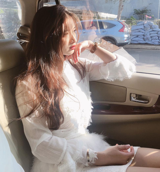 Đinh Y Quyên (sinh năm 1996) hiện đang theo học Đại học Y Tây Nguyên. Nữ sinh Đại học Y này được CĐM chú ý bởi sở hữu khuôn mặt xinh xắn, chiều cao 1m73 cùng số đo 3 vòng "chuẩn không cần chỉnh".