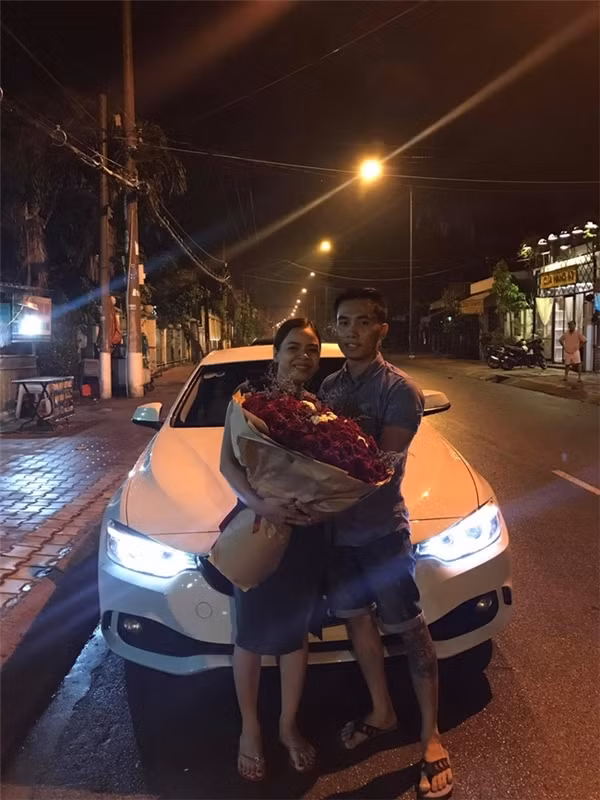 Được biết chủ nhân của màn tặng quà siêu sang cho vợ đó là anh chồng "soái ca" Minh Hoàng ở Bình Dương.