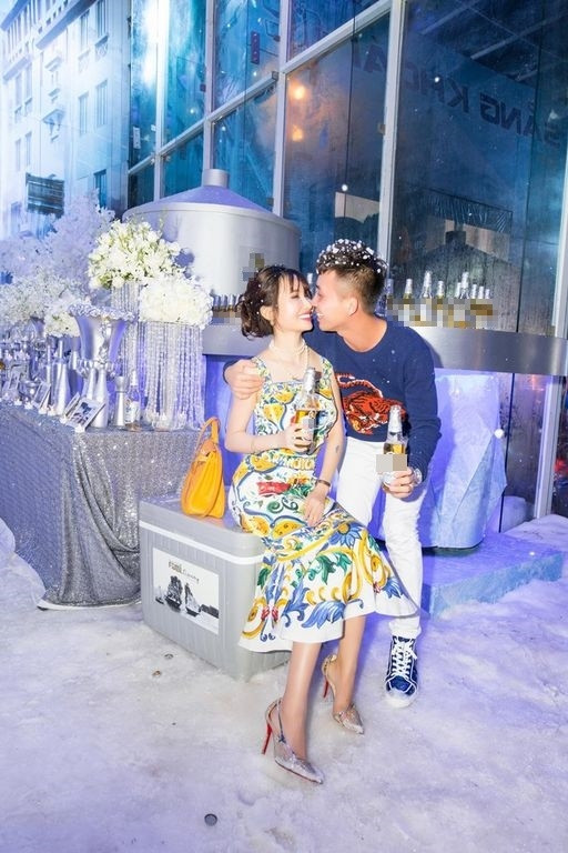 Mới đây, trong sinh nhật của cô vợ xinh đẹp Mina, đại gia ngành nhựa tên Minh đã gây sốc khi quyết định mua tuyết từ Bắc Cực chuyển về Sài Gòn mừng sinh nhật bà xã. Vì biết Mina thích tuyết, mà công việc hai vợ chồng đều khá bận rộn nên chưa có thời gian đi ngắm tuyết, chàng thiếu gia đã nảy ra ý tưởng mua tuyết từ Bắc Cực mang về tặng bà xã.