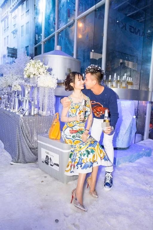 Mới đây, trong sinh nhật của cô vợ xinh đẹp Mina, đại gia ngành nhựa tên Minh đã gây sốc khi quyết định mua tuyết từ Bắc Cực chuyển về Sài Gòn mừng sinh nhật bà xã. Vì biết Mina thích tuyết, mà công việc hai vợ chồng đều khá bận rộn nên chưa có thời gian đi ngắm tuyết, chàng thiếu gia đã nảy ra ý tưởng mua tuyết từ Bắc Cực mang về tặng bà xã.