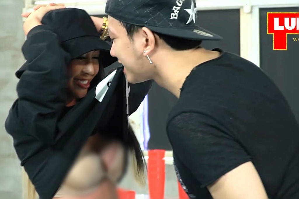 "Thô lỗ quá! Hôn người lạ say đắm như người yêu mình vậy, lại còn liếm kem trên bụng nữa chứ? Game show ngày càng nghèo nàn quá lại hóa ra lố bịch" nickname Hoàng Ku bình luận.