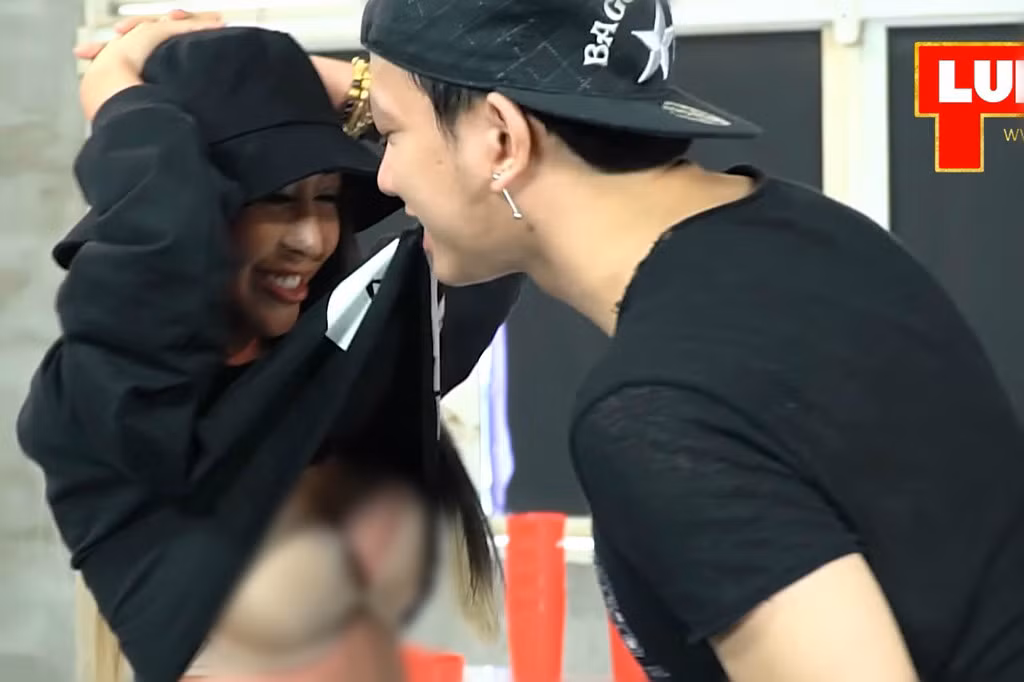 "Thô lỗ quá! Hôn người lạ say đắm như người yêu mình vậy, lại còn liếm kem trên bụng nữa chứ? Game show ngày càng nghèo nàn quá lại hóa ra lố bịch" nickname Hoàng Ku bình luận.