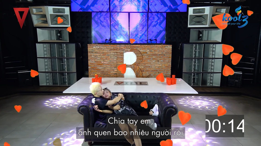 "Trò chơi làm tư tưởng đạo đức bị ảnh hưởng, mất đi giá trị thuần phong mỹ tục, không phù hợp với văn hóa Việt Nam mà sao không bị cấm phát sóng?" một dân mạng khác bình luận.