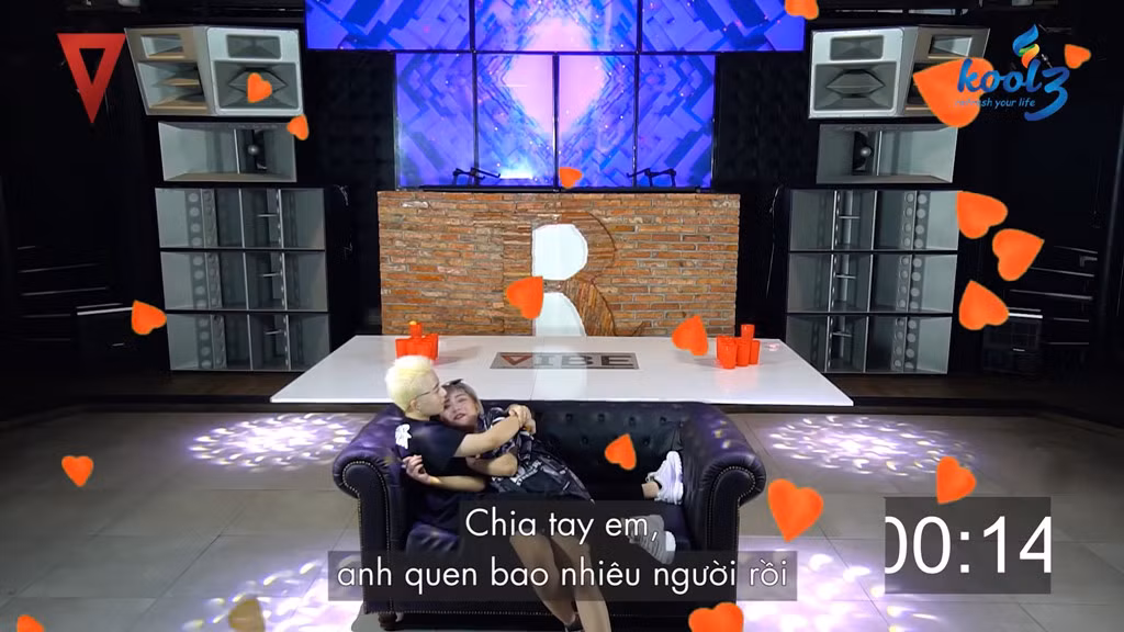 "Trò chơi làm tư tưởng đạo đức bị ảnh hưởng, mất đi giá trị thuần phong mỹ tục, không phù hợp với văn hóa Việt Nam mà sao không bị cấm phát sóng?" một dân mạng khác bình luận.