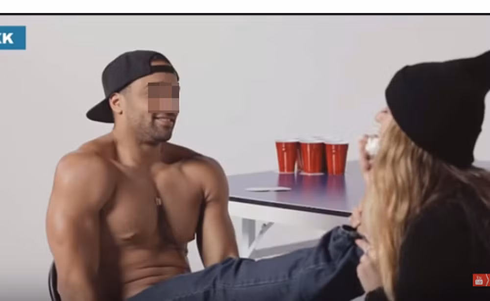 Trái lại, phần lớn dân mạng Việt cho biết họ phải lấy tay che mắt khi theo dõi người tham gia Dare Pong "chơi tới bến" vì cảm thấy quá phản cảm.