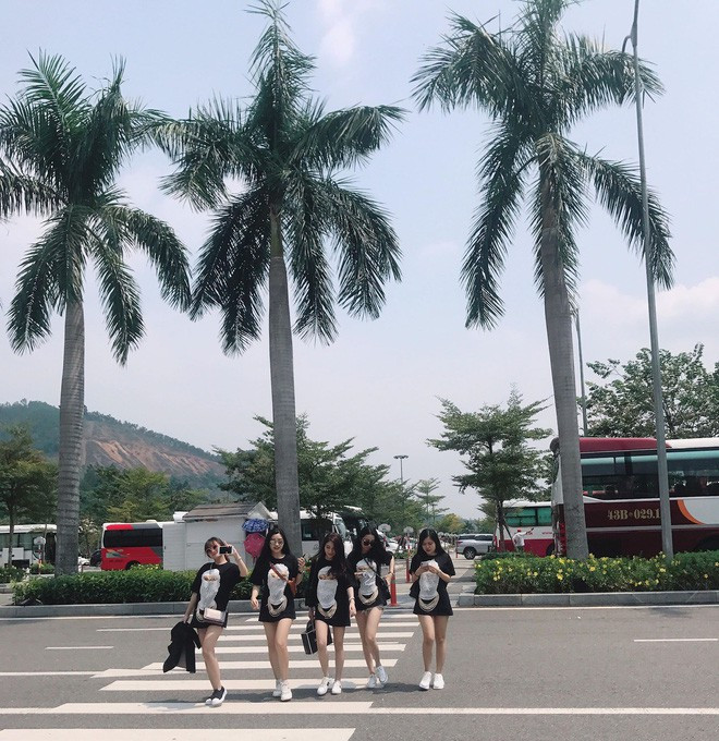 Các cô gái trong nhóm "ngũ công chúa" này là Phương Dung (@bimnhadan), Hoàng Yến, Quỳnh Như, Bảo Quyên đều cùng sinh năm 1996 và em út Thảo Nguyên sinh năm 2000.