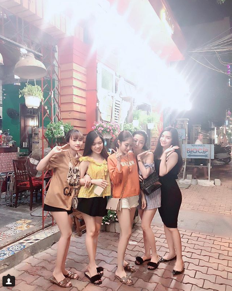 Chia sẻ với nhiều người, đại diện của nhóm là Phương Dung cho biết rằng nghĩ đến chuyện tình cảm thì buồn, ai cũng yêu hết mình mấy năm nhưng cuối cùng đã trải qua cảm giác đau điếng khi phát hiện bị cắm sừng. Cũng vì vậy mà nhóm 5 cô gái này đã tìm đến nhau và với mục tiêu duy nhất là phải vui, xinh đẹp, hạnh phúc và quen đi mối tình cũ.