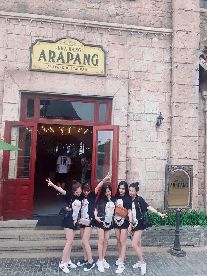 Được biết, cả 5 cô gái đều sống và làm việc tại Đà Nẵng. Họ quen biết và chơi thân với nhau đến nay đã được hơn 2 năm.