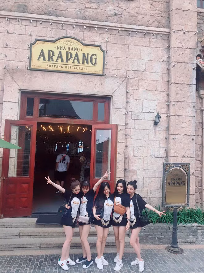 Được biết, cả 5 cô gái đều sống và làm việc tại Đà Nẵng. Họ quen biết và chơi thân với nhau đến nay đã được hơn 2 năm.