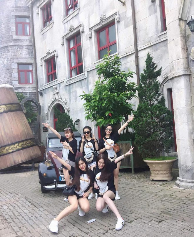 Mới đây, trên trang cá nhân của cô gái có nickname @bimnhadan đã chia sẻ bức ảnh 5 cô gái xinh đẹp cùng với câu chuyện tìm đến nhau, chơi thân với nhau vì có chung một nỗi niềm là bị người yêu phản bội.