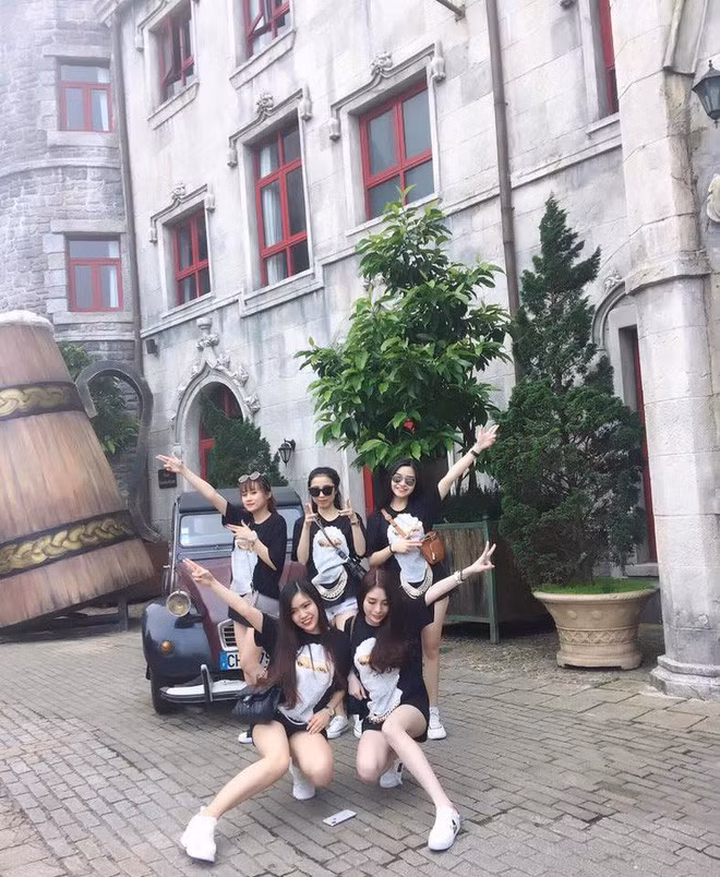 Mới đây, trên trang cá nhân của cô gái có nickname @bimnhadan đã chia sẻ bức ảnh 5 cô gái xinh đẹp cùng với câu chuyện tìm đến nhau, chơi thân với nhau vì có chung một nỗi niềm là bị người yêu phản bội.