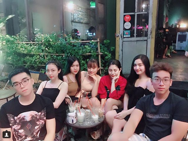 Nhóm 5 cô gái này dành khoảng thời gian cuối tuần để cùng nhau shopping, ăn uống và "tám tít" về tất tần tật mọi thứ trên đời.