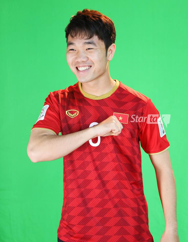 Năm 2019 cũng vậy, trước khi VCK Asian Cup 2019 bắt đầu, các cầu thủ đội tuyển Việt Nam lại cùng nhau ra mắt mẫu áo đấu mới. Tuy nhiên, lần này đặc biệt hơn, địa điểm ra mắt không phải tại Việt Nam mà là tại UAE.