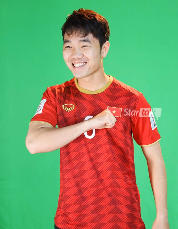 Năm 2019 cũng vậy, trước khi VCK Asian Cup 2019 bắt đầu, các cầu thủ đội tuyển Việt Nam lại cùng nhau ra mắt mẫu áo đấu mới. Tuy nhiên, lần này đặc biệt hơn, địa điểm ra mắt không phải tại Việt Nam mà là tại UAE.
