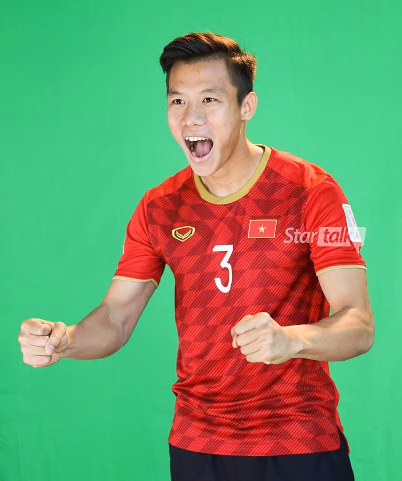 Theo nhà sẵn xuất áo đấu mới của đội tuyển Việt Nam sẽ có 2 màu đó là đỏ và trắng. Màu đỏ được sử dụng trên sân nhà, còn màu trắng để làm áo đi sân khách.