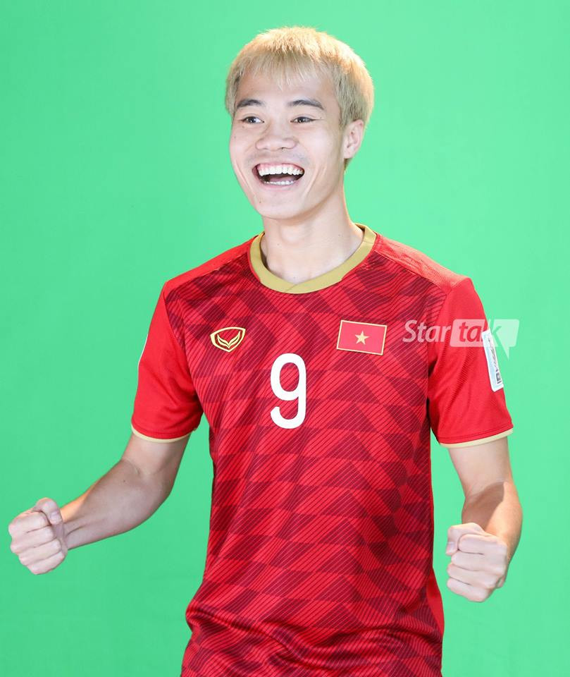 Việc ra mắt mẫu áo đấu mới ở nước ngoài lần này là do các cầu thủ đội tuyển Việt Nam đang chuẩn bị cho VCK Asian Cup, lãnh đạo LĐBĐ Việt Nam (VFF) đã bố trí để một căn phòng có đủ điều kiện để buổi chụp hình có thể diễn ra.