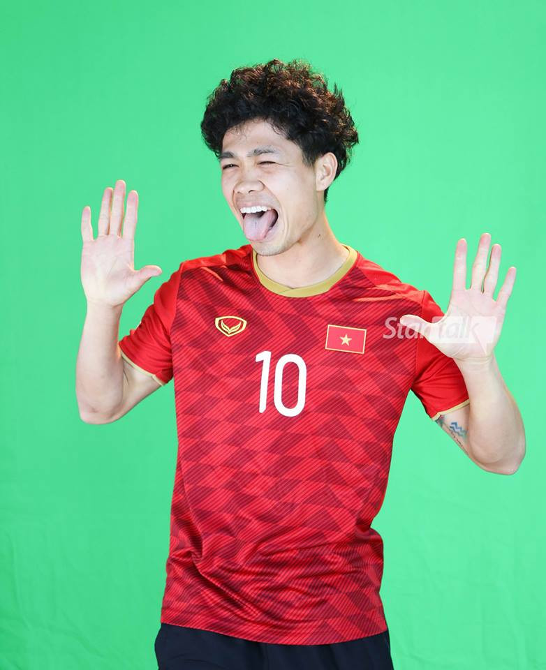 Đúng với lứa tuổi đôi mươi của mình, các cầu thủ thể hiện sự hài hước và vui tính ngay cả khi chụp hình.