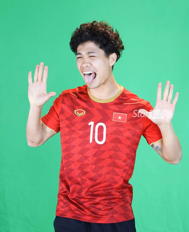 Đúng với lứa tuổi đôi mươi của mình, các cầu thủ thể hiện sự hài hước và vui tính ngay cả khi chụp hình.