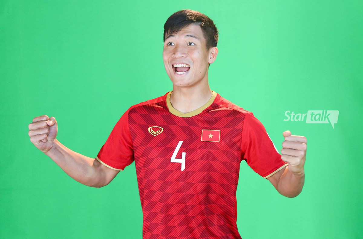 Bùi Tiến Dũng thể hiện sự hài hước khi ra mắt mẫu áo đấu mới.