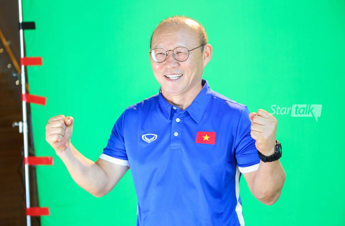 HLV Park Hang-seo cũng xuất hiện trong buổi chụp ảnh ra mắt mẫu áo đấu mới.