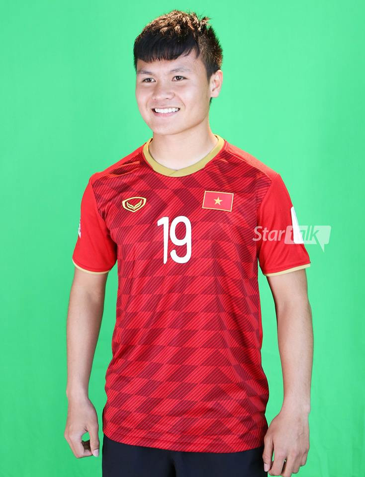 Mẫu áo đấu mới của đội tuyển Việt Nam được thiết kế khá bắt mắt với màu áo đỏ truyền thống, phía trên áo được thiết kế các hình khối làm điểm nhấn và chiếc cổ tròn làm tăng độ khỏe khoắn.
