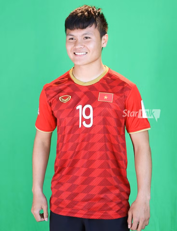 Mẫu áo đấu mới của đội tuyển Việt Nam được thiết kế khá bắt mắt với màu áo đỏ truyền thống, phía trên áo được thiết kế các hình khối làm điểm nhấn và chiếc cổ tròn làm tăng độ khỏe khoắn.