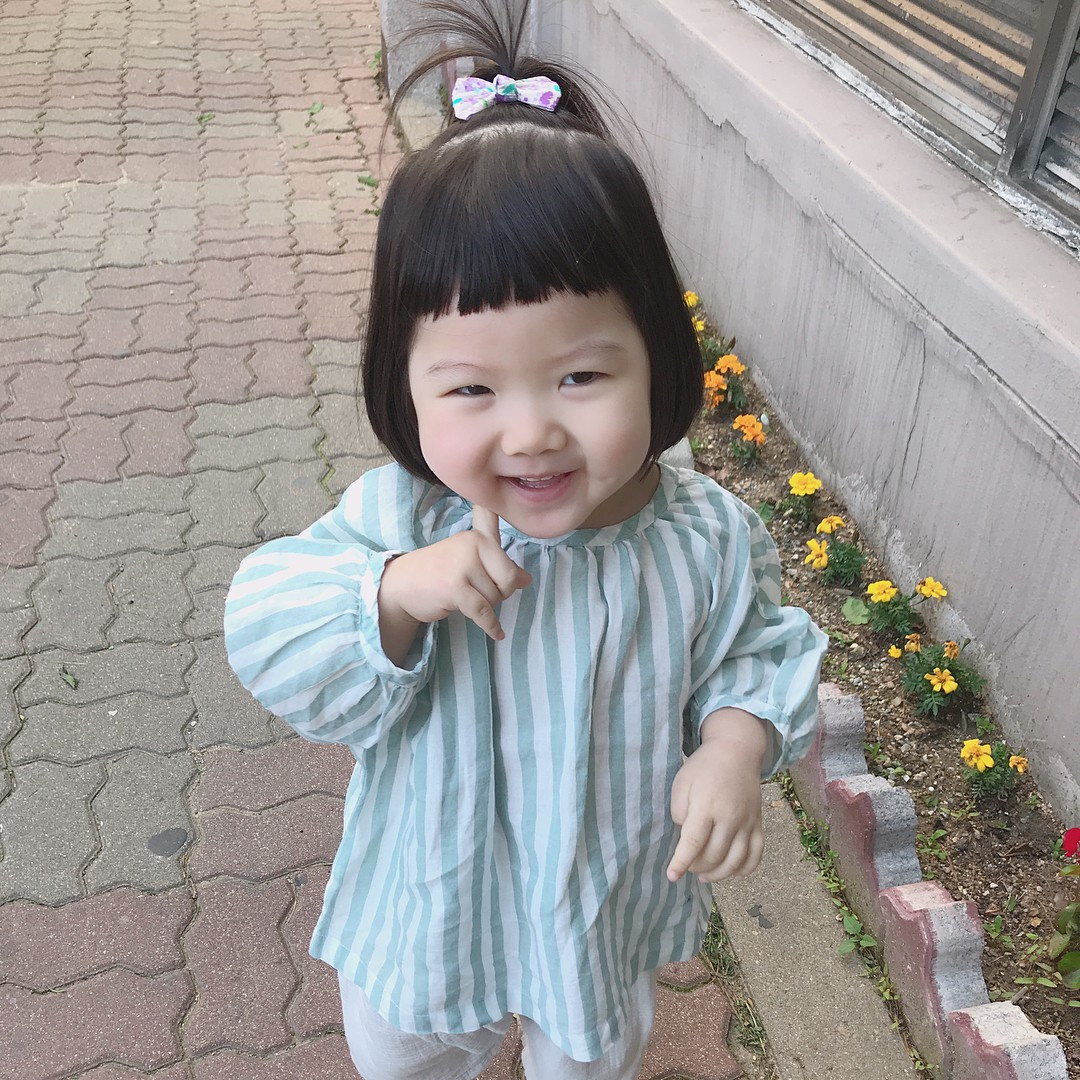 Sự ngây thơ, tinh nghịch, dễ thương đã làm nên thương hiệu cho Seo Ah và là gương mặt nhóc tì hot nhất trên MXH.