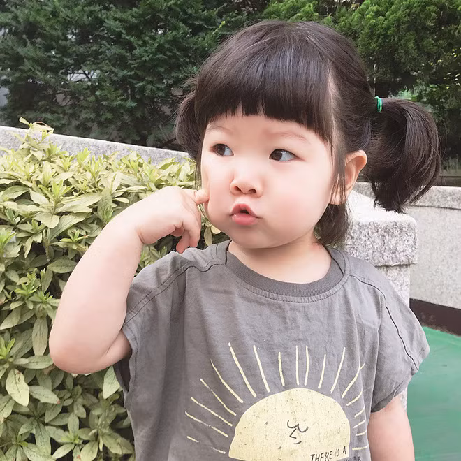 Seo Ah sở hữu tóc ngắn mái bằng nghịch ngợm, đôi mắt một mí, làn da trắng như trứng gà bóc, môi đỏ lúc nào cũng chúm chím và đặc biệt là đôi má bánh bao.