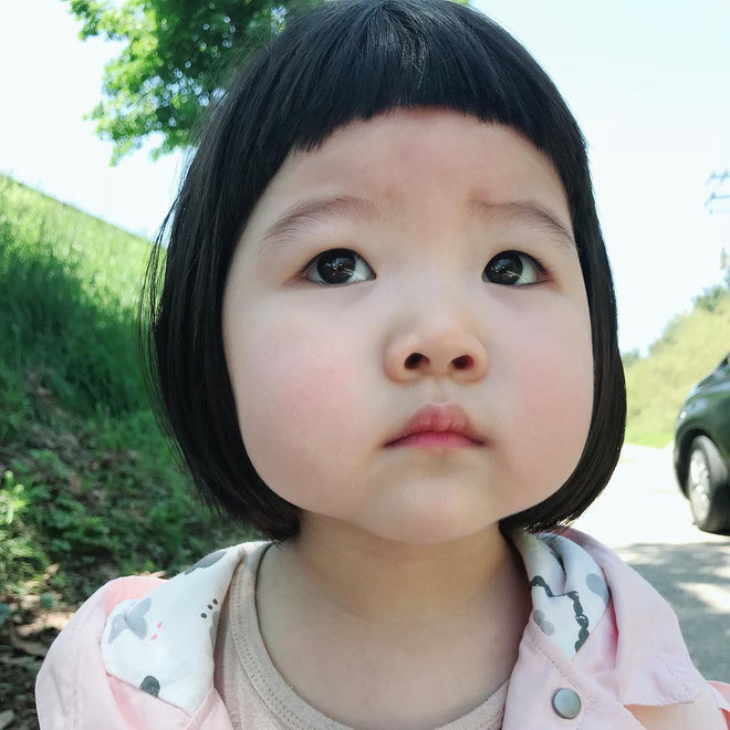 Dù chưa có nhiều thông tin về Seo Ah song những hình ảnh đáng yêu về cô bé cũng đã đủ để gây thương nhớ cho ai đó vô tình lướt qua.